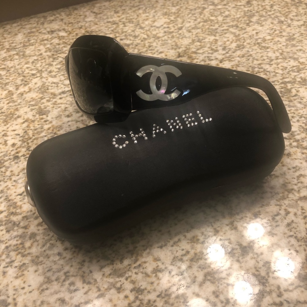 Chanel Black W Cc Logo Mother Of Pearl Shell